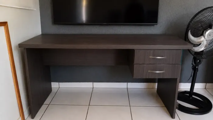 Vende-se escrivaninha para escritório, com duas gavetas com chave