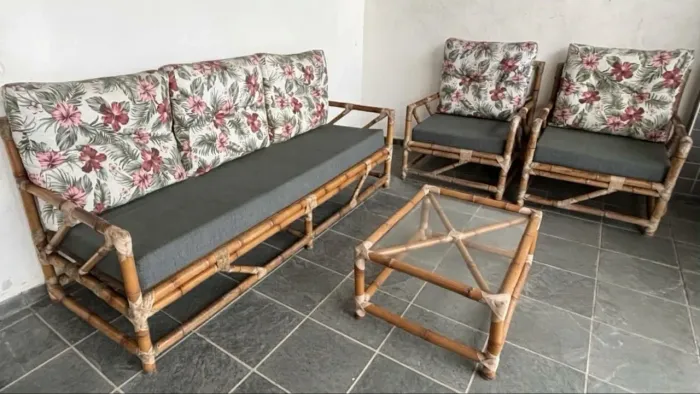 Jogo de Sofá de Bambu Completo 4 Peças com Mesa de Centro e Almofadas?