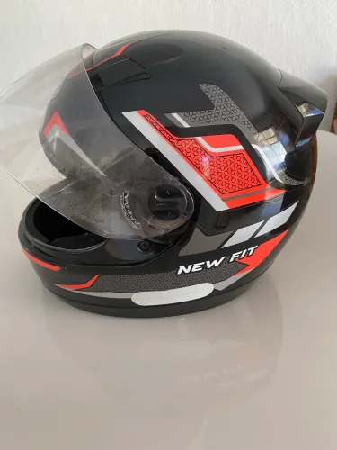 Vende-se capacete tamanho 60