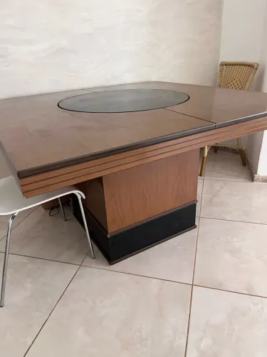 MESA COM TAMPO GIRATÓRIO 