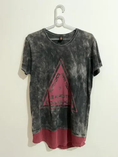 Camisa King Joy Preta com Detalhes Vinho - Tamanho P