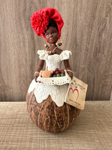 Escultura Baiana no Côco Mirinha Leal Criações feita à mão casco de coco massa fria crochê