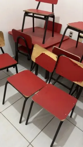 Conjunto de mesas e cadeiras escolar