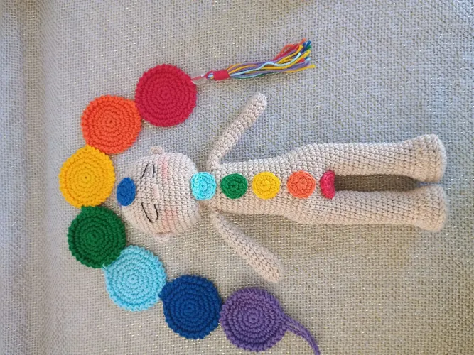 Boneco Reiki+ móbile 7 chackras em amigurumi
