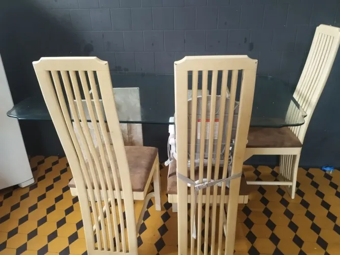 Mesa de mármore com tampo de vidro 