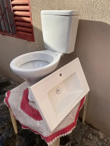 Vaso sanitário + pia de banheiro