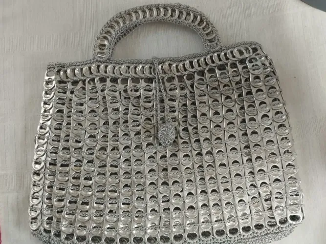 Bolsa artesanal com crochê 