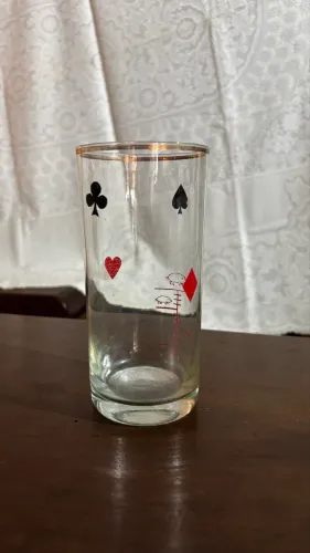 Copo de cristal vintage com decoração de naipes de baralho