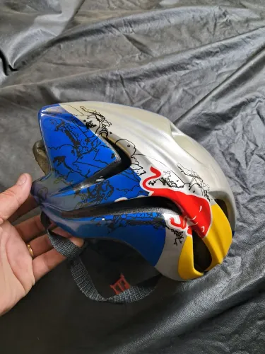 Capacete Red Bull ciclismo.