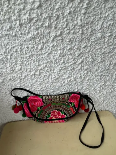 Bolsa tiracolo preta com bordado