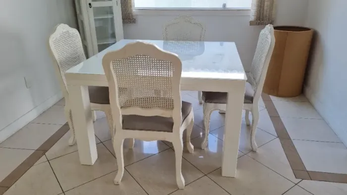 Mesa de jantar em madeira laqueada de branco com 4 cadeiras com tampo de vidro