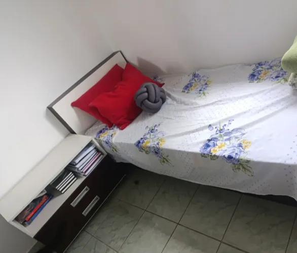 Cama de solteiro e móvel de apoio