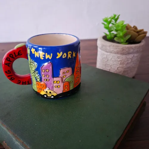 Caneca de Cerâmica com Relevos colorido inspirado em Nova York e no tema Big Apple 9x6