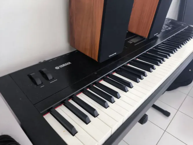 Piano Digital e monitor studio