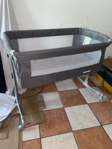 Berço Moisés Co-bed 3 em 1 da Kababy (na cor cinza).