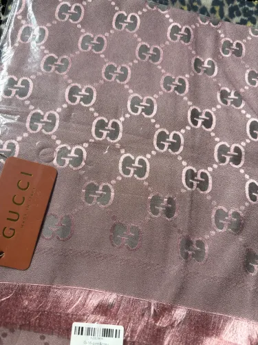 Lenço Gucci rosa lindo