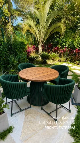Conjunto de mesa e quatro cadeiras