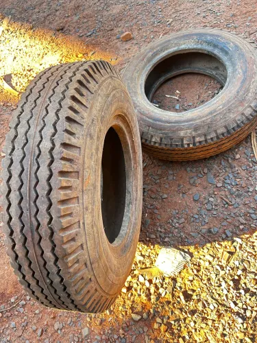 Vende-se par de pneus 7.50 R15 ressolado 