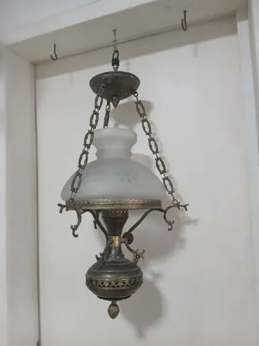 Lustre em metal
