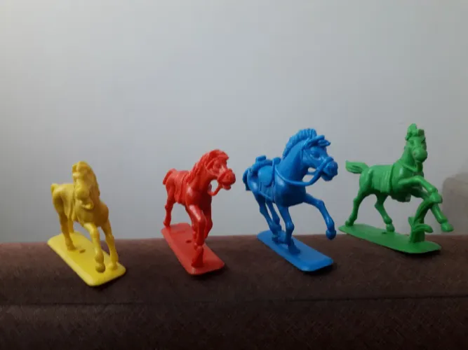 Kit c/ 4 cavalos para brinquedo e coleções.