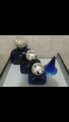 objetos decorativos em vidro azul cobalto em forma de frascos de perfume