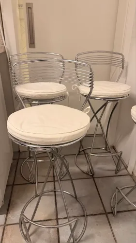 Lindas banquetas de bar em inox.