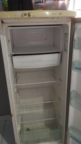 Vende se geladeira