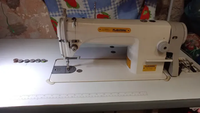 Máquina de costura industrial seminova