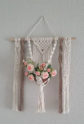 Painel macramê com suporte de plantas
