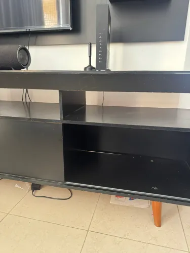 Hack e painel de TV pretos