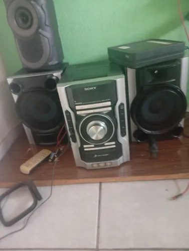 Um aparelho de som antigo em ótima conservação porém precisando de regulagem