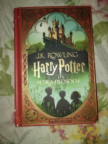 Harry Potter e a pedra filosofal illustrado
