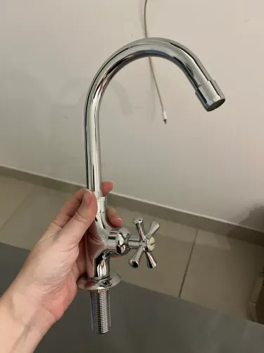 Torneira de Mesa Meber com bica média móvel (giratória) e acabamento cromado 