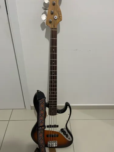 Baixo Squier jazz bass