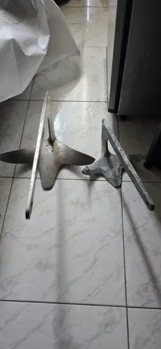 Vendo 2 âncoras pata barcos. 10 e 5 kg
