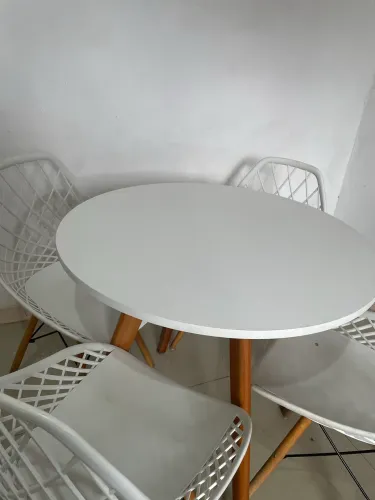 Mesa com quatro cadeiras 