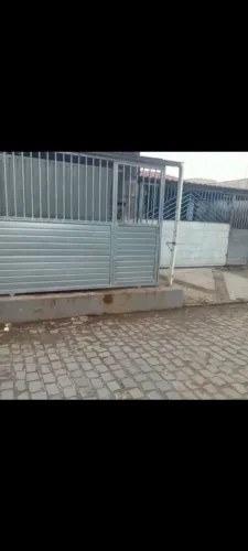Portão medindo 3,50 de largura 2,30 altura com pedestre, fechadura e trilho, completo.