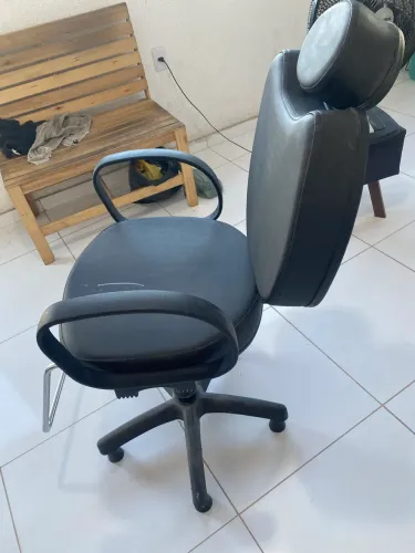 Vendo essa cadeira de salão, barbearia, 1 semana de uso praticamente, tudo novo bem alta
