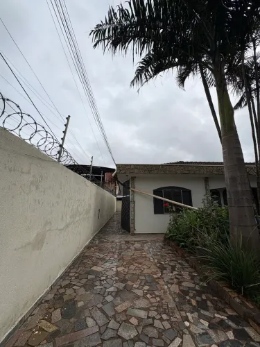 Aluga-se casa fundo, esquina com Av. Morangueira