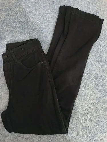 Calça Jeans Estilo Reta Lavagem Preta Com Abertura na Lateral e Sem Lycra