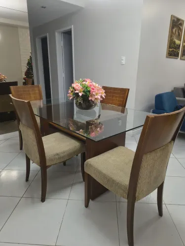 Mesa de madeira e vidro