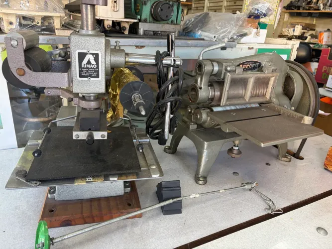 Máquina de Corte de Couro em tiras e Máquina de Estampa em couro