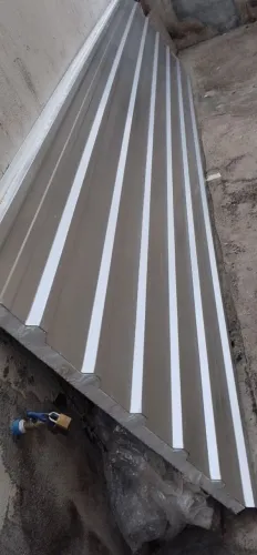 Uma Telha sanduíche Forro branco