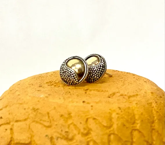 Brinco yin yang em prata com ouro redondo 