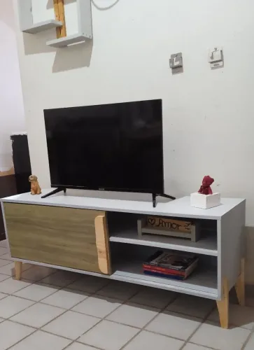 Rack Cinza Claro c/ Detalhes em Madeira de Pinus
