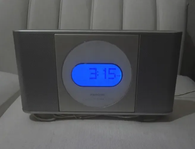 Rádio Relógio Digital CD Memorex
