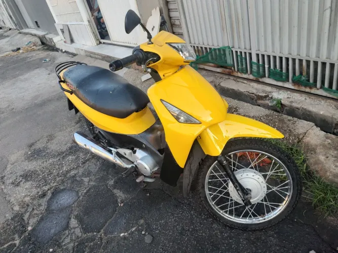 Biz 125 ks amarela. Em dias no ponto de transferência 