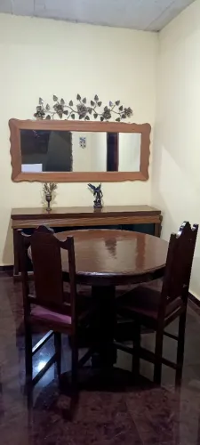 Mesa com 4 cadeiras estofadas madeira maciça