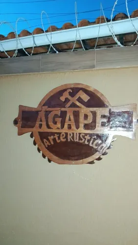 Placa entalhadas e decoração rústica 