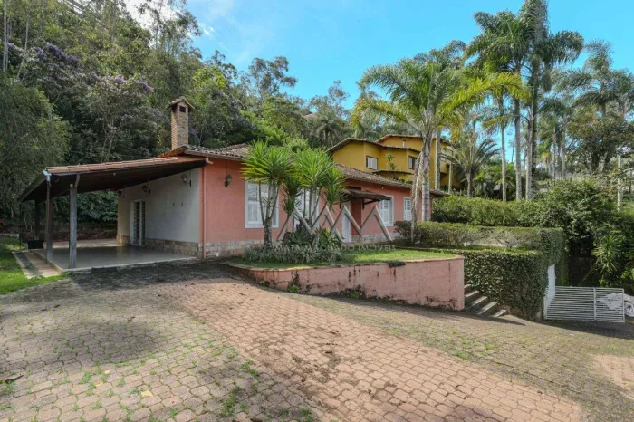 Casa para Locação no Condomínio Estância Serrana | 248 m² - 2 quartos.